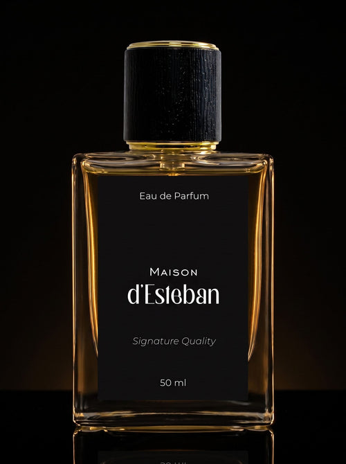 Maison d'Esteban No. 30 — sticla pe fundal negru, în lumină aurie