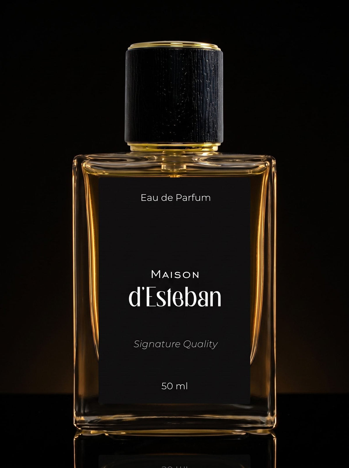 Maison d'Esteban No. 139 — sticla pe fundal negru, în lumină aurie