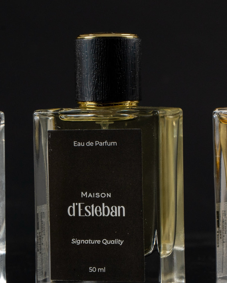 Sticla Maison d'Esteban de 50 ml, pe negru, cu eticheta reală