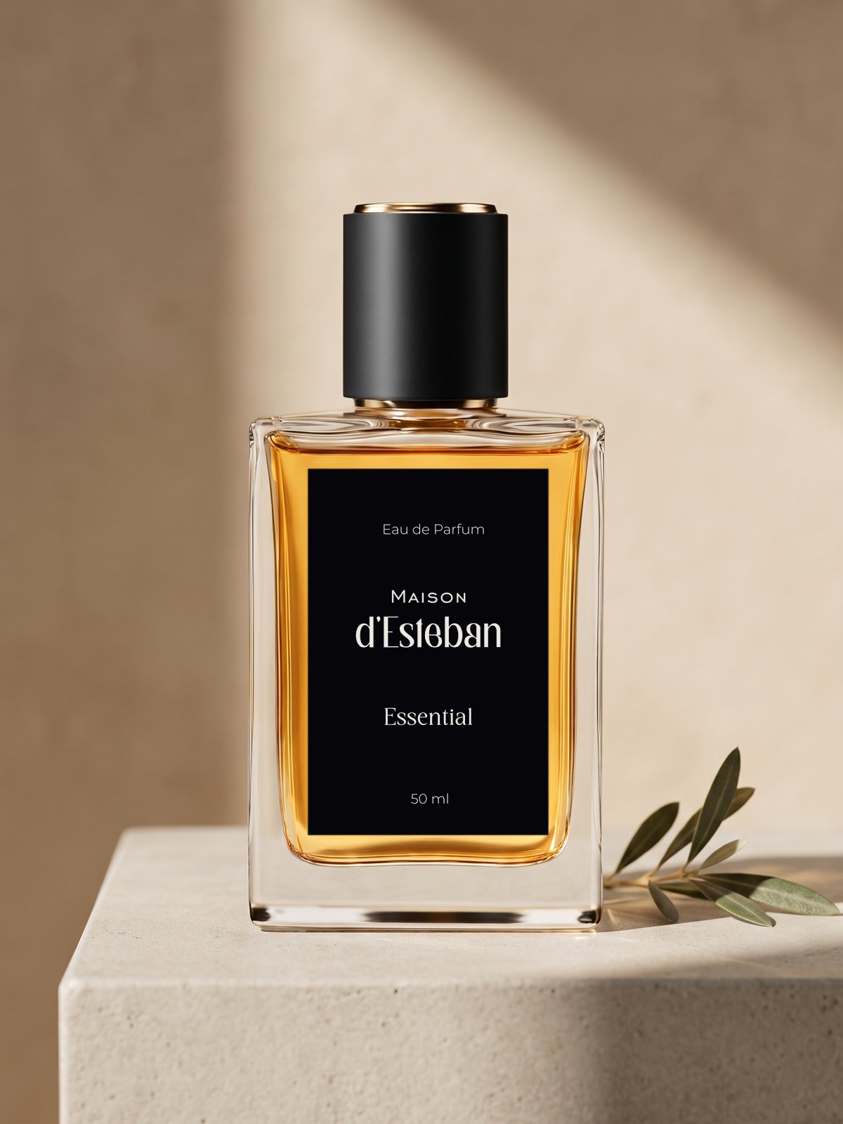 Parfum Maison d'Esteban de 50 ml pe o piatră deschisă, în lumină caldă