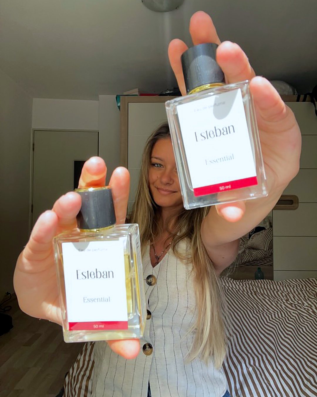 Clientă care arată două sticle Maison d'Esteban spre cameră