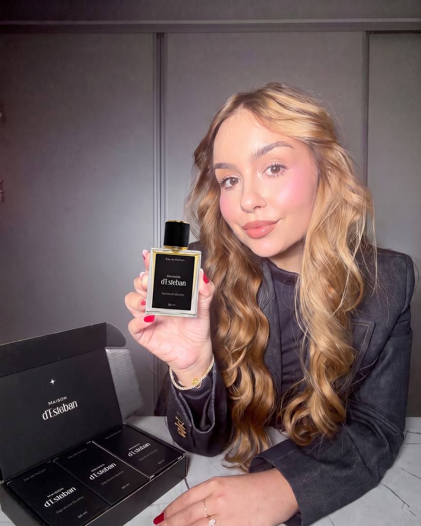 Clientă cu un parfum Maison d'Esteban și cutia setului